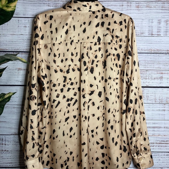 Was💲20! EUC H&M animal print long sleeve multicolored button-down blouse - Picture 4 of 16